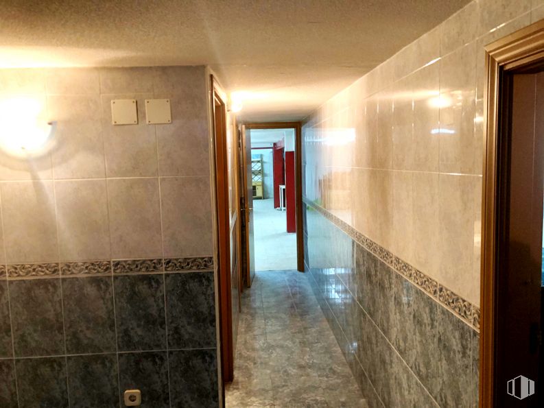 Local en venta en Calle Pablo Picasso, Coslada, Madrid, 28820 con alumbrado, madera, accesorio, pasillo, piso, pavimentos, puerta, edificio, casa y tintes y sombras alrededor