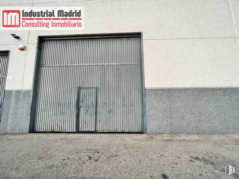 Nave en venta en Polígono Industrial San Fernando, San Fernando de Henares, Madrid, 28830 con puerta, madera, superficie de la carretera, asfalto, rectángulo, accesorio, pared, ladrillo, fachada y tintes y sombras alrededor