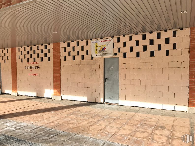 Retail for sale & for rent at Calle Lazarillo de Tormes, 6, Ávila, 05003 with wood, flooring, floor, brick, shade, road surface, facade, ceiling, concrete and building material around