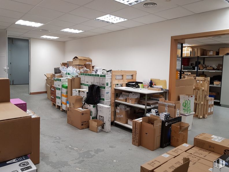 Office for sale at Calle Ricardo Ortiz, Ciudad Lineal, Madrid, 28017 with box, luggage & bags, packaged goods, furniture, shipping box, lighting, package delivery, wood, interior design and flooring around