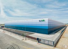 Industrial for rent at Magna Park Tauro Illescas, Polígono Cárcavas, Illescas, Toledo, 45200 with building, cloud, sky, street light, slope, composite material, rectangle, facade, urban design and naval architecture around