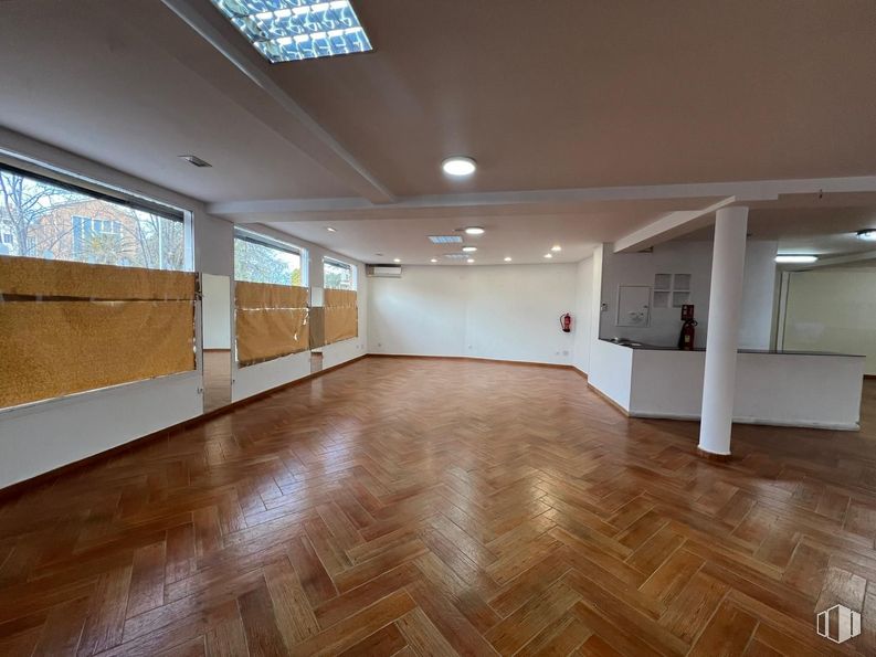 Retail for rent at Zona centro, Ciempozuelos, Madrid, 28350 with light fixture, lighting, flooring, floor, ceiling, wood, interior design, wood flooring, tile flooring and hall around