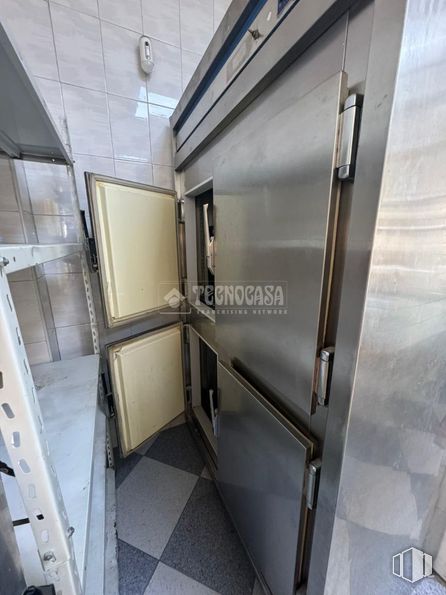 Local en alquiler en Calle Orquídea, Alcalá de Henares, Madrid, 28803 con edificio, accesorio, puerta, vehículo, material compuesto, gas, vidrio, aluminio, ingeniería y suelos alrededor