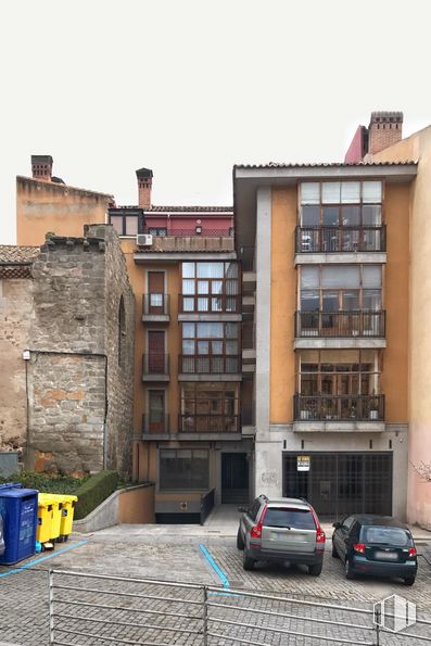 Retail for sale at Plaza Claudio Sanchez Albornoz, 6, Ávila, 05001 with car, building, window, wheel, tire, vehicle, urban design, plant, neighbourhood and residential area around