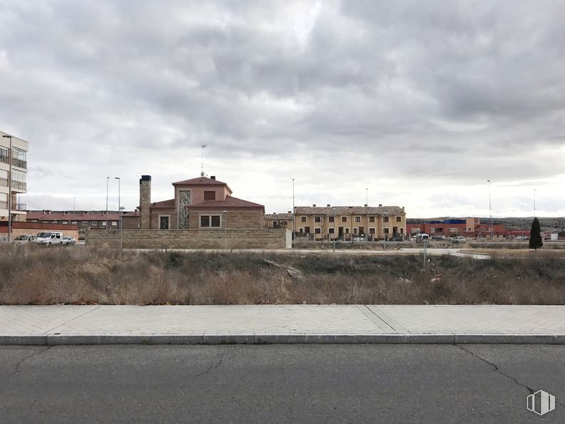 Land for sale at Calle Madreperla, 17, Ávila, 05002 with building, cloud, sky, window, asphalt, road surface, city, horizon, facade and road around