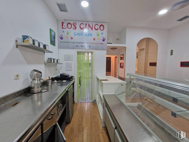 Local en alquiler en Plaza Sector Oficios, Tres Cantos, Madrid, 28760 con encimera, puerta, ebanistería, aparato de cocina, mueble, propiedad, interiorismo, fregadero, suelo y edificio alrededor