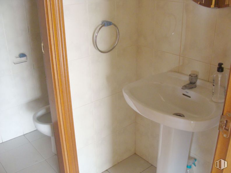 Oficina en alquiler en Zona Parquesierra, Collado Villalba, Madrid, 28400 con fregadero, inodoro, grifo, propiedad, arreglo de tubería, lavabo del baño, baño, madera, líquido, diseño de interiores y suelo alrededor