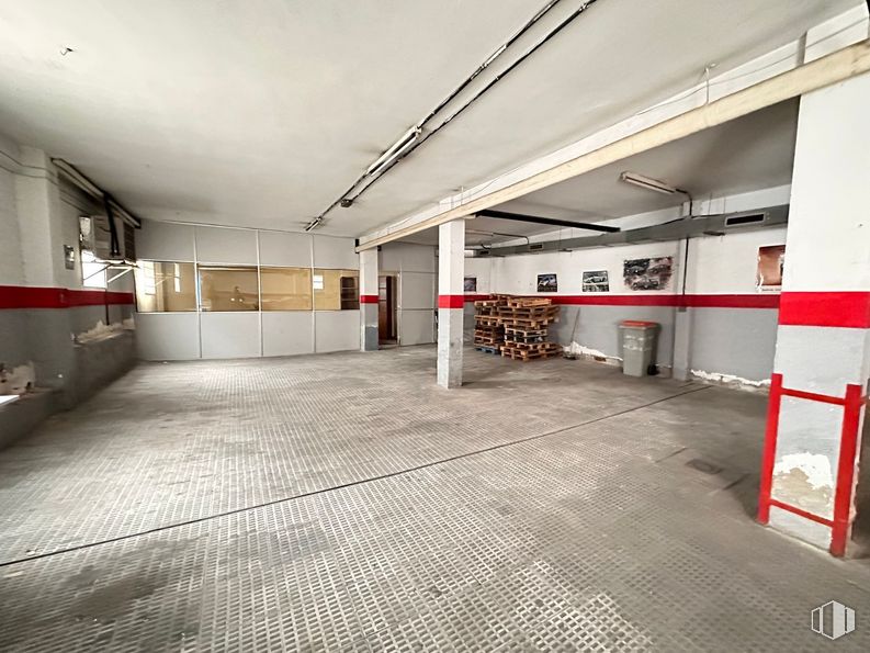 Nave en alquiler en Calle Vereda del Carmen, Ciudad Lineal, Madrid, 28017 con edificio, pavimentos, piso, pasillo, accesorio, asfalto, material compuesto, techo, superficie de la carretera y hormigón alrededor