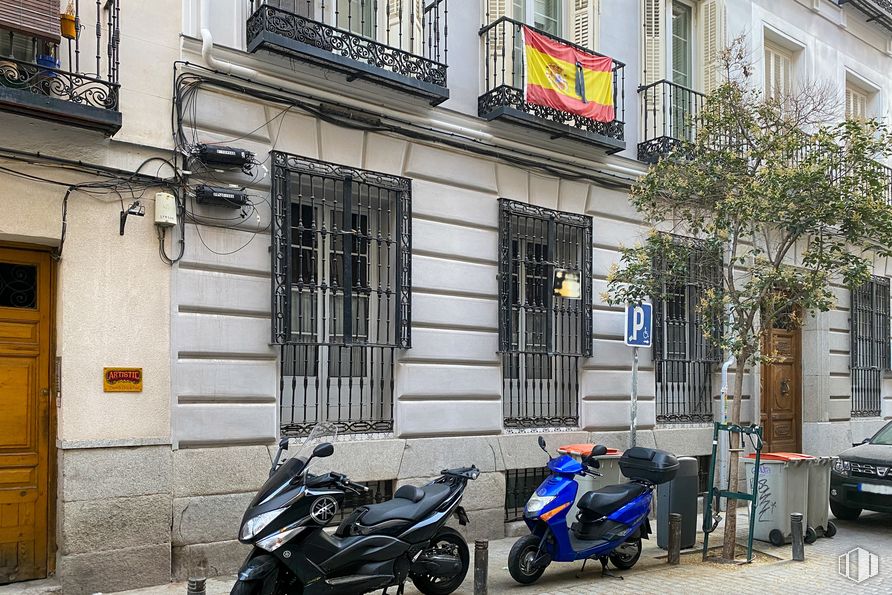 Oficina en alquiler en Calle Lope de Vega, 13, Centro, Madrid, 28014 con motocicleta, ventana, mediante, coche, rueda, neumático, vehículo terrestre, vehículo, propiedad, fotografía, blanco, azul, luz y iluminación automotriz alrededor