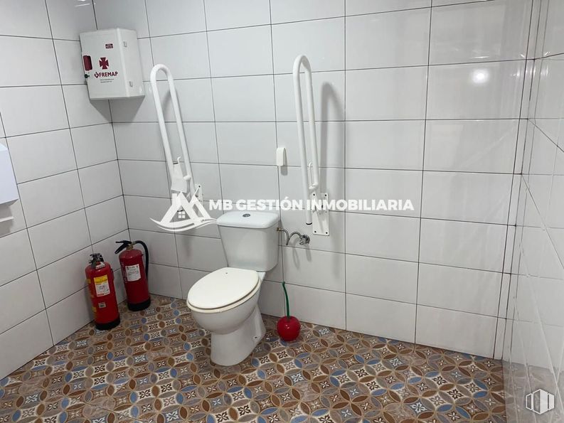 Local en alquiler y venta en Calle Portugal, Fuenlabrada, Madrid, 28942 con inodoro, accesorios de fontanería, propiedad, asiento del inodoro, cuarto de baño, accesorio, interiorismo, suelos, suelo y pared alrededor