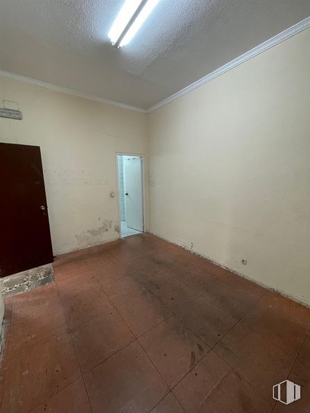 Local en alquiler en Barrio del Pilar, Fuencarral - El Pardo, Madrid, 28029 con puerta, alumbrado, accesorio, madera, suelo, pintura, suelos, tinte para madera, madera dura y material de construcción alrededor