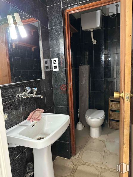 Retail for sale & for rent at Zona Carretería, Cuenca, 16002 with toilet, sink, mirror, plumbing fixture, property, bathroom, tap, bathroom sink, black and purple around