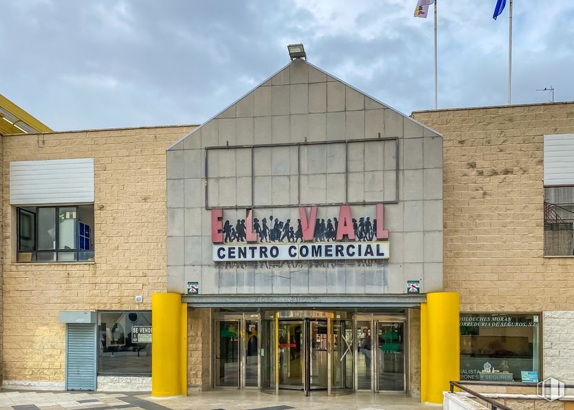 Local en alquiler y venta en Avenida Castilla, 6, Alcalá de Henares, Madrid, 28804 con ventana, edificio, cielo, nube, arquitectura, edificio comercial, fuente, fachada, casa y bienes raíces alrededor