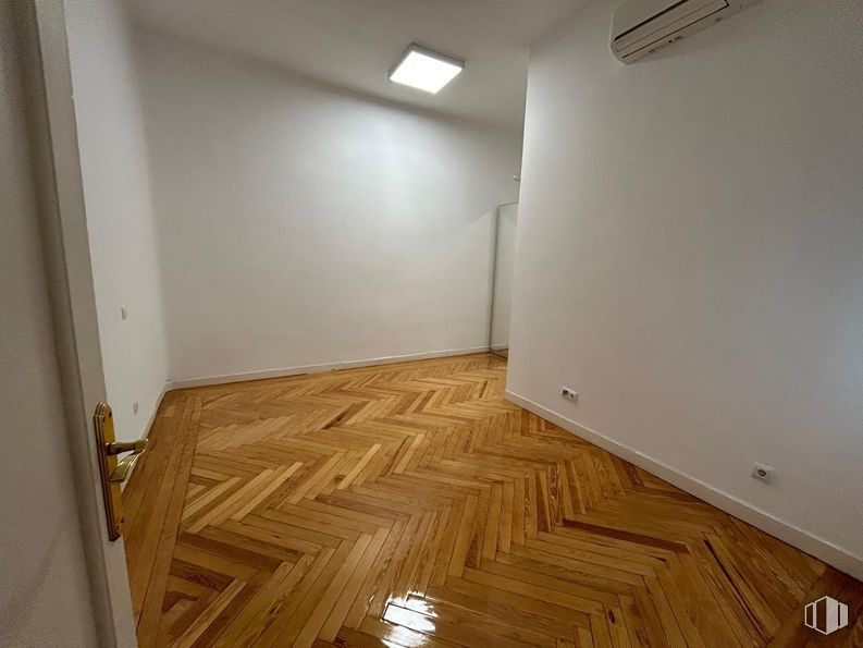 Oficina en alquiler en Recoletos, Salamanca, Madrid, 28001 con manija de la puerta, lámpara, edificio, madera, accesorio, suelos, suelo, tinte para madera, propiedad material y casa alrededor