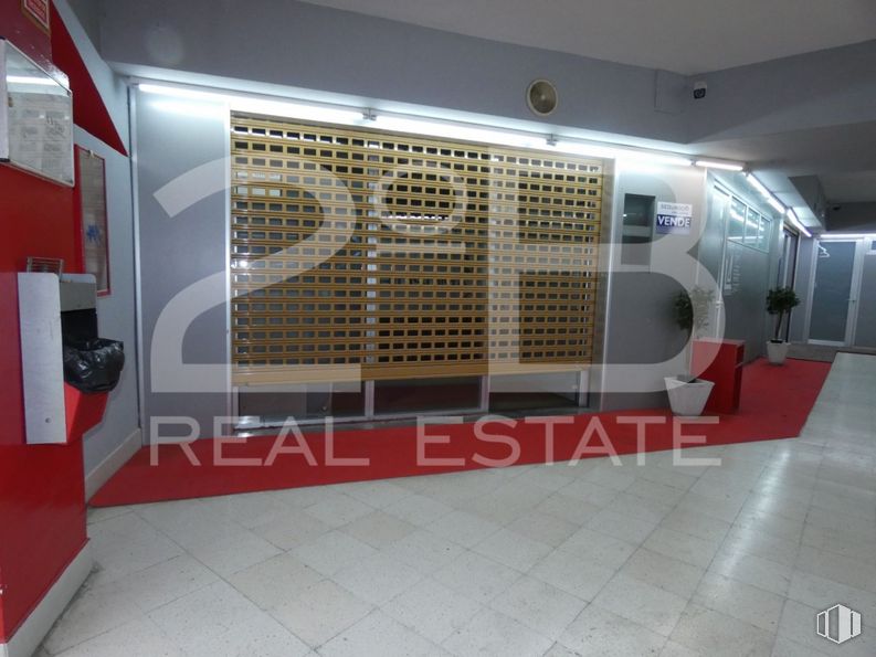 Retail for sale at Zona Parque Paris, Las Rozas de Madrid, Madrid, 28230 with home appliance, building, fixture, automotive design, gas, flooring, machine, engineering, ceiling and glass around