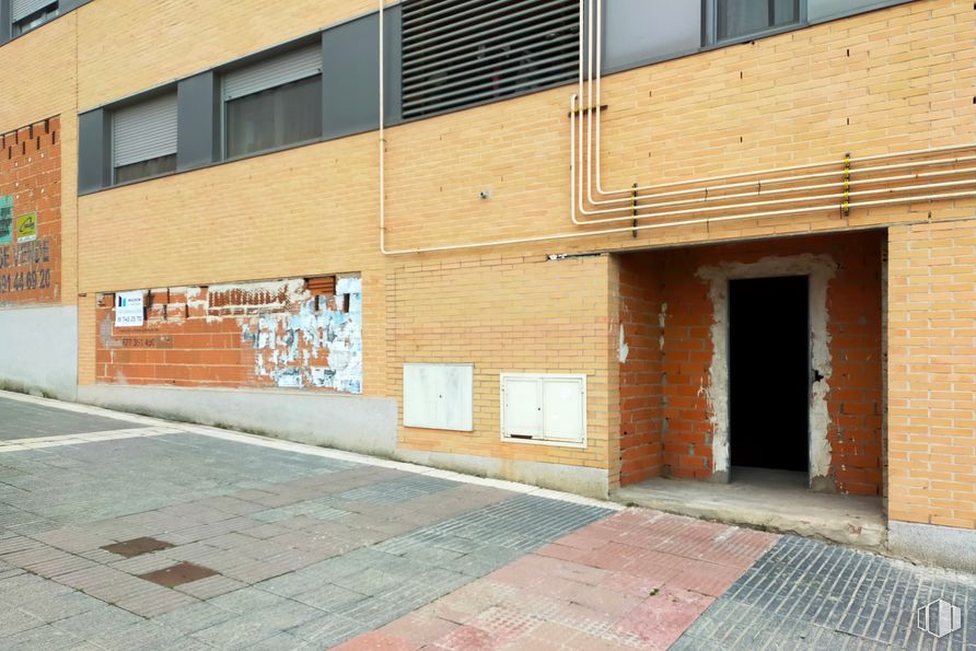 Local en venta en Calle Antonio Van de Pere, 77, Valdemoro, Madrid, 28342 con puerta, propiedad, ventana, edificio, madera, superficie de la carretera, albañilería, asfalto, ladrillo y línea alrededor