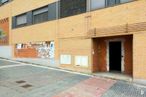 Retail for sale at Calle Antonio Van de Pere, 77, Valdemoro, Madrid, 28342 with door, property, window, building, wood, road surface, brickwork, asphalt, brick and line around