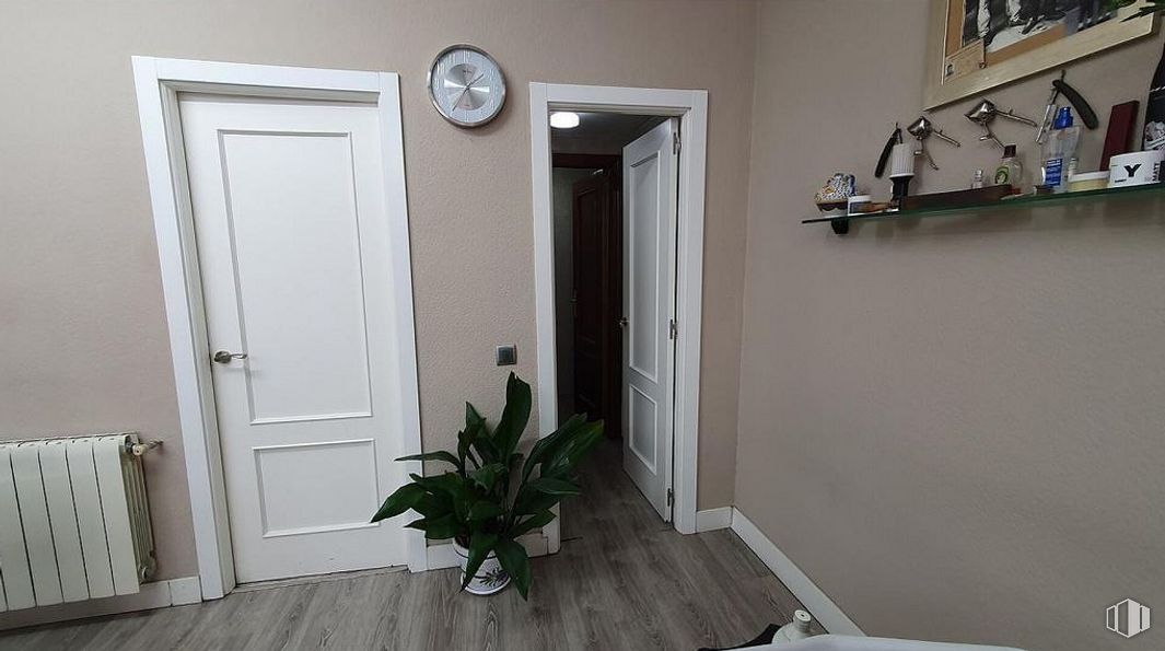 Retail for sale at La Serna, Fuenlabrada, Madrid, 28945 with houseplant, door, plant, property, building, fixture, wood, interior design, dead bolt and clock around