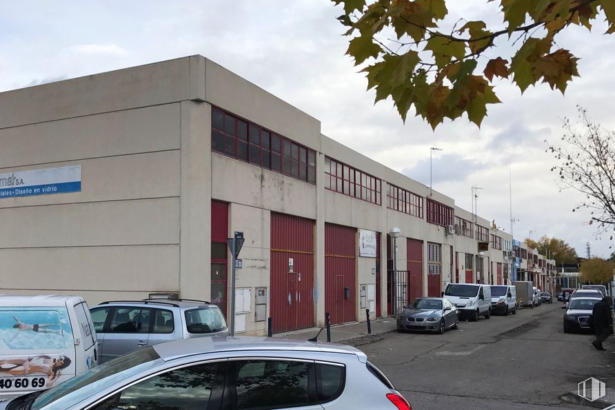 Nave en venta en  Polígono industrial Európolis, Las Rozas de Madrid, Madrid, 28230 con coche, edificio, vehículo terrestre, cielo, vehículo, propiedad, ventana, placa de matrícula del vehículo, nube y rueda alrededor