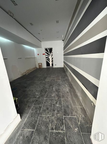 Retail for rent at Calle Infantas, 19, Centro, Madrid, 28004 with door, interior design, flooring, fixture, art, tints and shades, ceiling, parallel, composite material and symmetry around