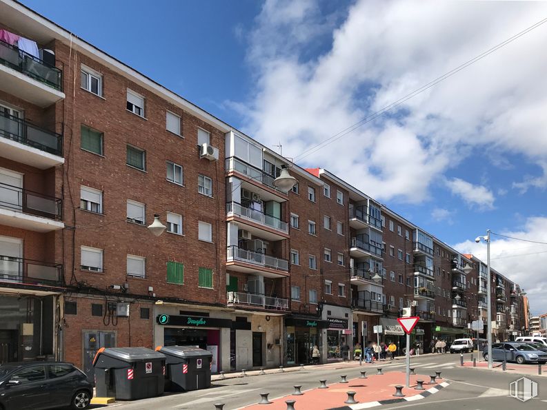 Local en alquiler y venta en Calle Constitución, 39, Alcobendas, Madrid, 28100 con coche, nube, cielo, edificio, propiedad, ventana, neumático, rueda, vehículo y infraestructura alrededor