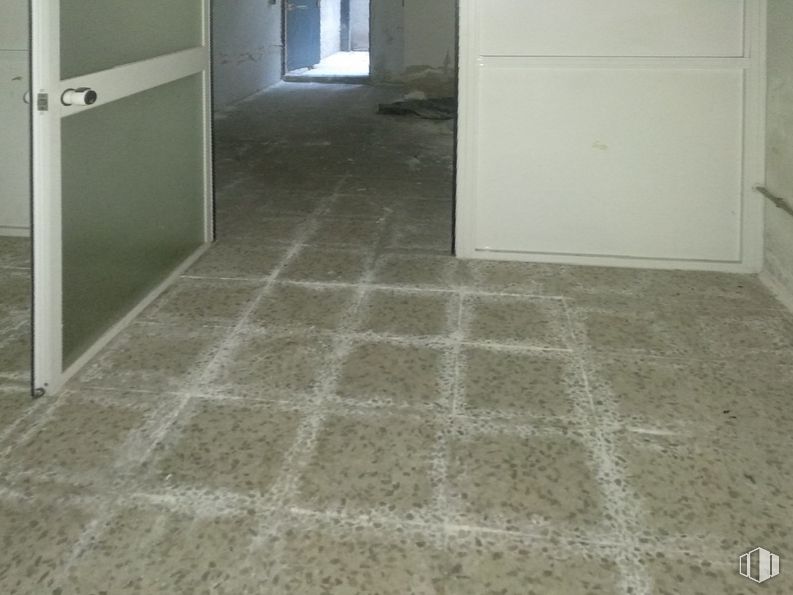 Local en alquiler en Zona Vírgenes, Leganés, Madrid, 28911 con puerta, ebanistería, suelo de baldosas, accesorio, suelo, piso, madera, rectángulo, material compuesto y material de construcción alrededor