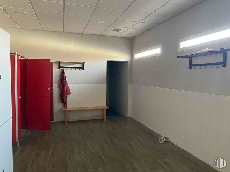 Industrial for sale at Zona industrial, Torrejón de Ardoz, Madrid, 28850 with light fixture, lighting, wall, flooring, floor, ceiling, interior design, room, hardwood and wood stain around