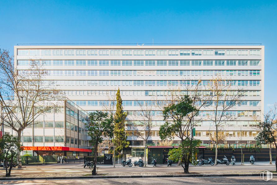 Oficina en alquiler en Edificio MM39, Calle María de Molina, 39, Chamartín, Madrid, 28006 con edificio, cielo, día, planta, árbol, accesorio, diseño urbano, bloque de torre, condominio y espacio público alrededor