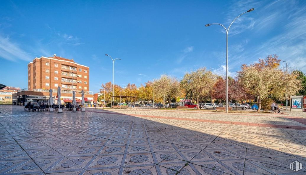 Retail for sale at Avenida Juan Carlos I, 14, Cuenca, 16004 with building, street light, tree, city, public space, road surface, urban area, town, neighbourhood and street around