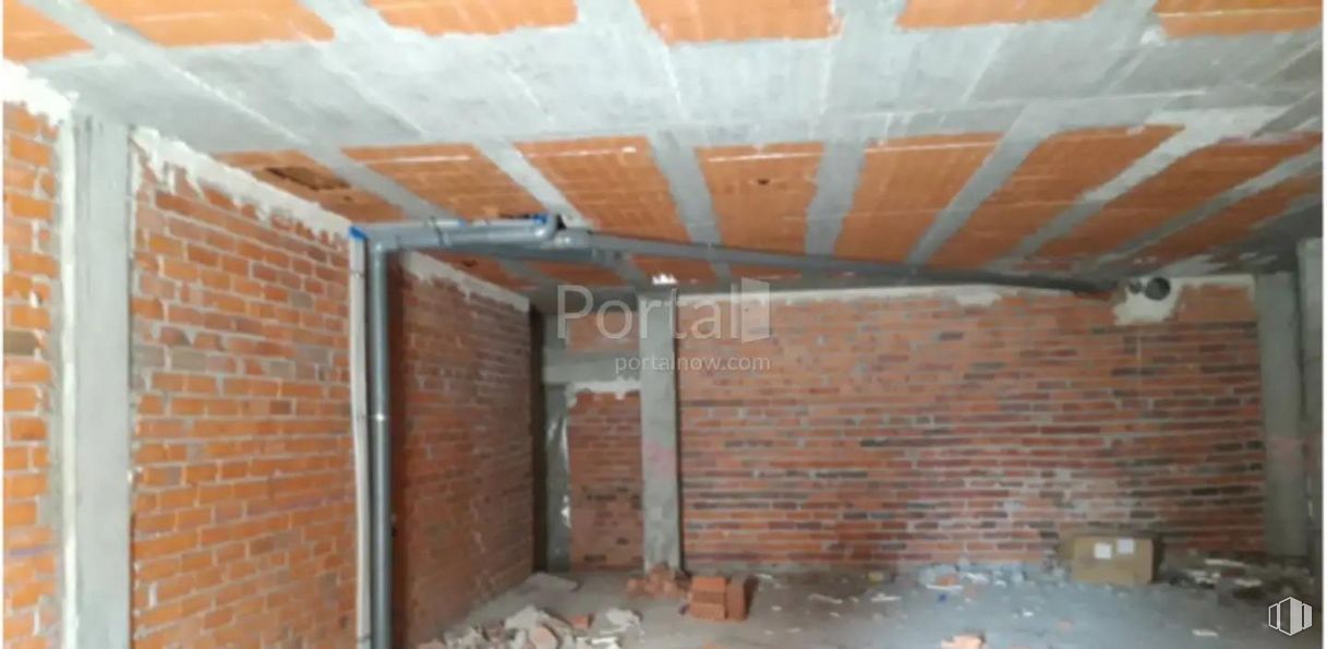 Retail for sale at Calle Espada, Cantimpalos, Segovia, 40360 with brickwork, wood, brick, beam, building material, floor, wall, ceiling, roof and flooring around