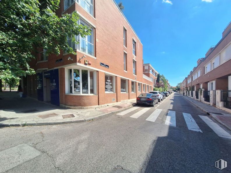 Retail for rent at Zona Hortaleza, Hortaleza, Madrid, 28042 with window, building, sky, road surface, asphalt, car, cloud, urban design, tree and residential area around