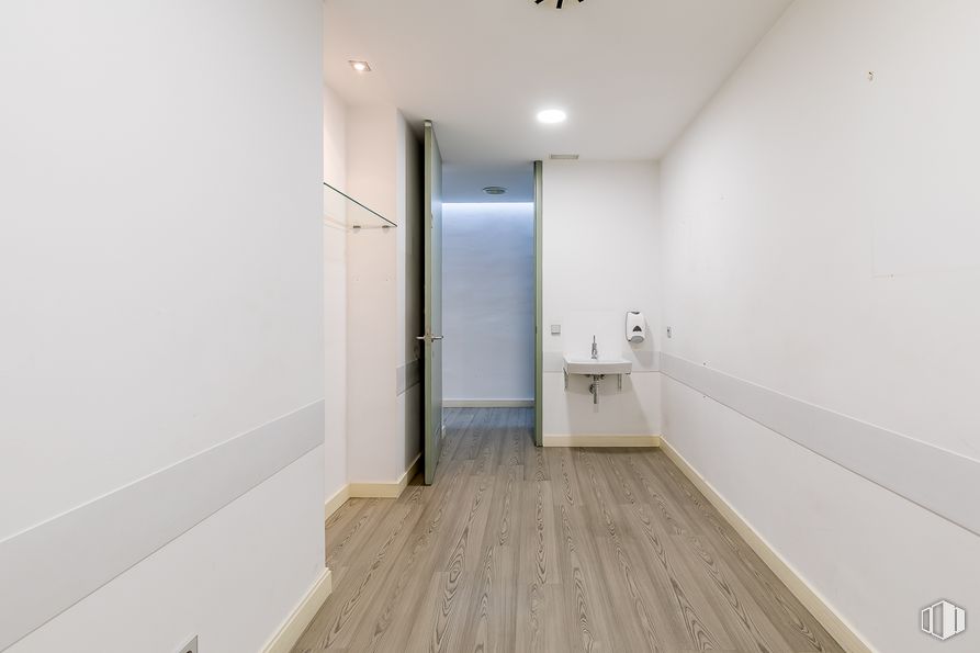 Local en venta en Calle Raimundo Lulio, Chamberí, Madrid, 28010 con accesorio, baño, madera, edificio, accesorio de fontanería, suelo, piso, material compuesto, madera y yeso alrededor