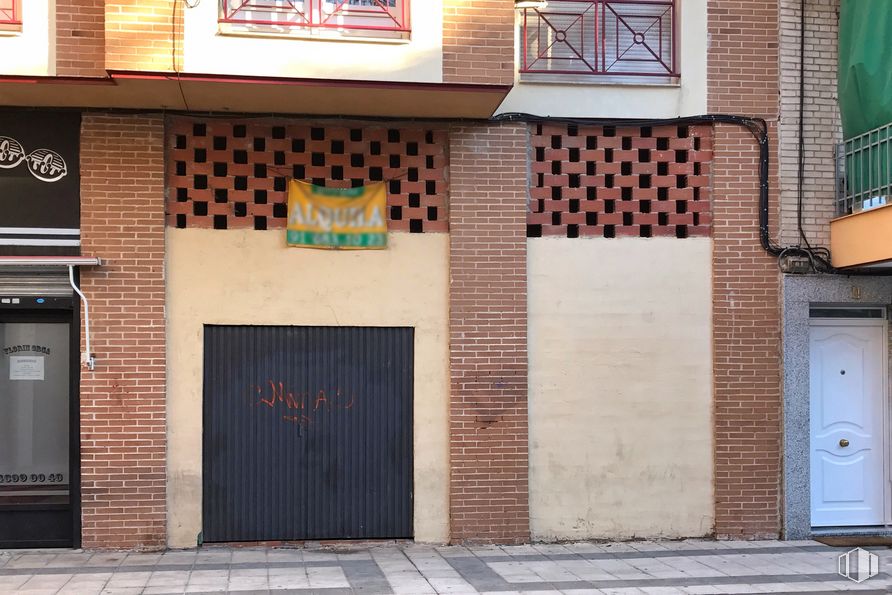 Local en alquiler en Calle Gálvez, 5, Getafe, Madrid, 28902 con puerta, propiedad, edificio, accesorio, madera, barrio, ladrillo, línea, fuente y fachada alrededor