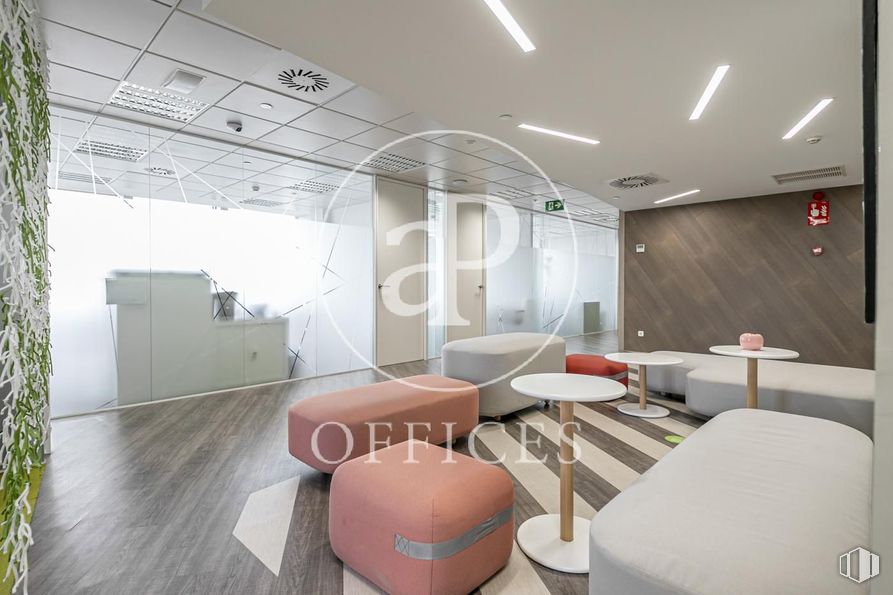 Oficina en alquiler en Paseo Castellana, 79, Tetuán, Madrid, 28046 con mueble, mesa, sofá, silla, interiorismo, edificio, suelos, diseño automovilístico, suelo y madera alrededor