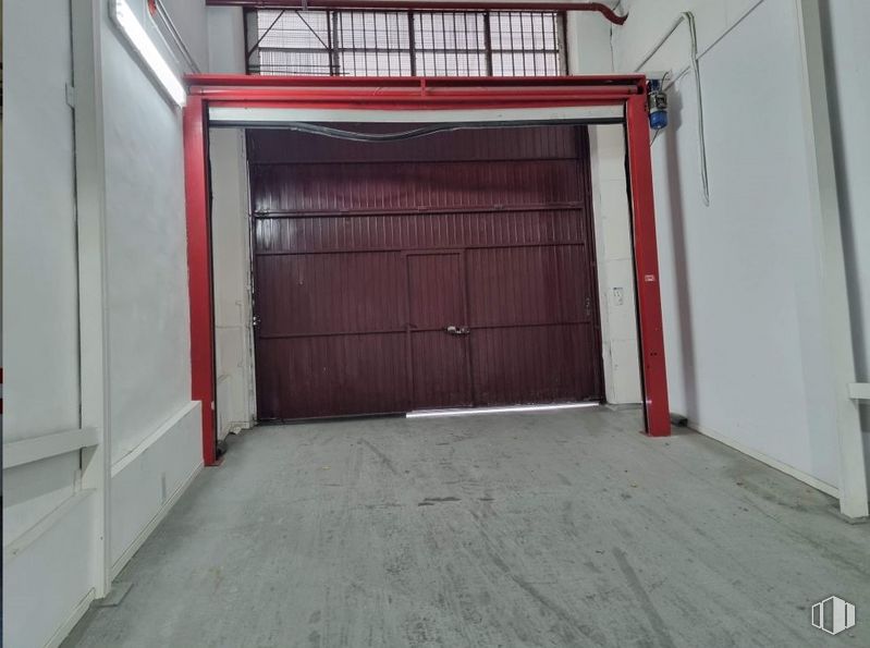 Nave en alquiler en Calle Antonio López, Usera, Madrid, 28026 con puerta, accesorio, madera, material compuesto, suelo, simetría, hormigón, madera, superficie de la carretera y fachada alrededor