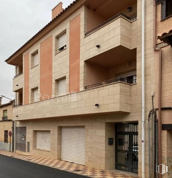 Local en venta en Calle Real de Arriba, Los Yébenes, Toledo, 45470 con puerta, ventana, propiedad, edificio, cielo, madera, arquitectura, diseño urbano, accesorio y ladrillo alrededor