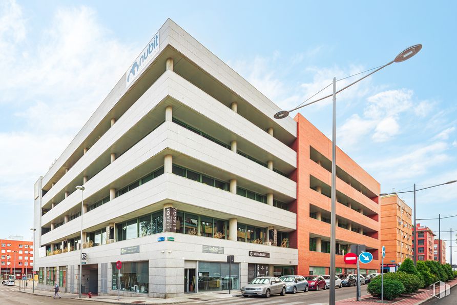 Oficina en alquiler en Avenida Labradores, 1, Tres Cantos, Madrid, 28760 con edificio, nube, cielo, propiedad, arquitectura, diseño urbano, edificio comercial, rueda, fachada y planta alrededor