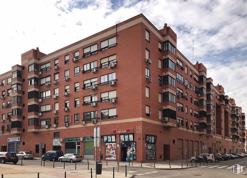 Retail for rent at Calle Gazaperas, Fuenlabrada, Madrid, 28944 with building, sky, cloud, window, car, tower block, architecture, condominium, urban design and commercial building around