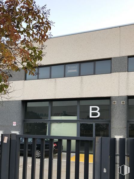 Nave en alquiler en Calle Llanos de Jerez, 18, Coslada, Madrid, 28820 con edificio, ventana, propiedad, valla, cielo, arquitectura, árbol, pared, propiedad material y bienes raíces alrededor