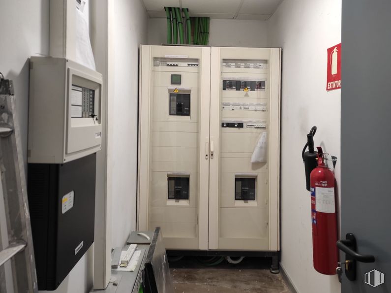 Nave en alquiler en Calle Manuel Tovar, Fuencarral - El Pardo, Madrid, 28034 con ebanistería, productos envasados, accesorio, gas, máquina, electricidad, tecnología, dispositivo electrónico, extintor y evento alrededor