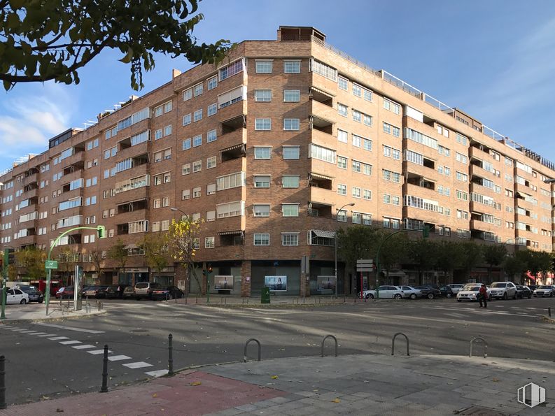 Retail for rent at Zona avenida Plantío, Coslada, Madrid, 28820 with building, sky, window, infrastructure, tower block, tree, condominium, urban design, street light and cloud around