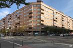 Local en alquiler en Zona avenida Plantío, Coslada, Madrid, 28820 con edificio, cielo, ventana, infraestructura, bloque de torre, árbol, condominio, diseño urbano, luz de la calle y nube alrededor