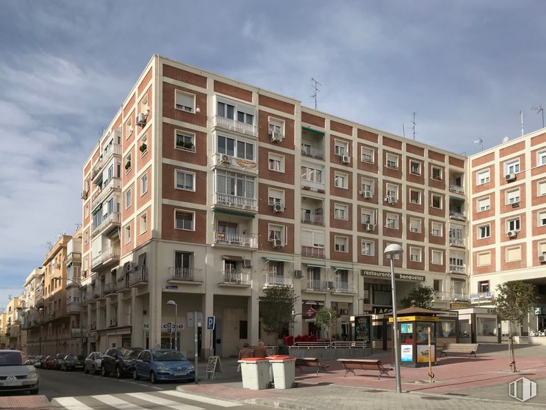 Retail for sale at Plaza Virgen del Romero, Ciudad Lineal, Madrid, 28027 with building, sky, daytime, property, window, tower block, urban design, condominium, neighbourhood and plant around