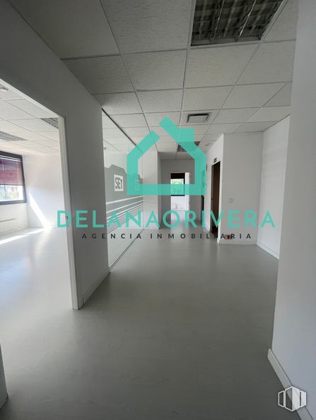 Oficina en alquiler en La Marazuela, Las Rozas de Madrid, Madrid, 28230 con accesorio, diseño de interiores, diseño automotriz, propiedad material, suelo, arte, techo, rectángulo, vidrio y espacio alrededor