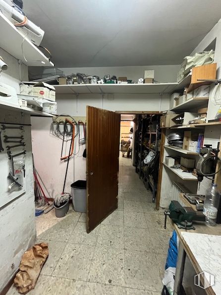 Local en venta en Calle Nuestra Señora del Pilar, Alcalá de Henares, Madrid, 28803 con puerta, madera, interiorismo, suelos, suelo, estante, edificio, mesa, estantería y madera dura alrededor