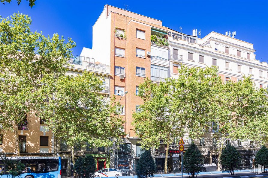 Local en alquiler en Calle Francisco Silvela, 53, Salamanca, Madrid, 28028 con edificio, autobús, cielo, ventana, azul, árbol, diseño urbano, barrio, condominio y zona residencial alrededor