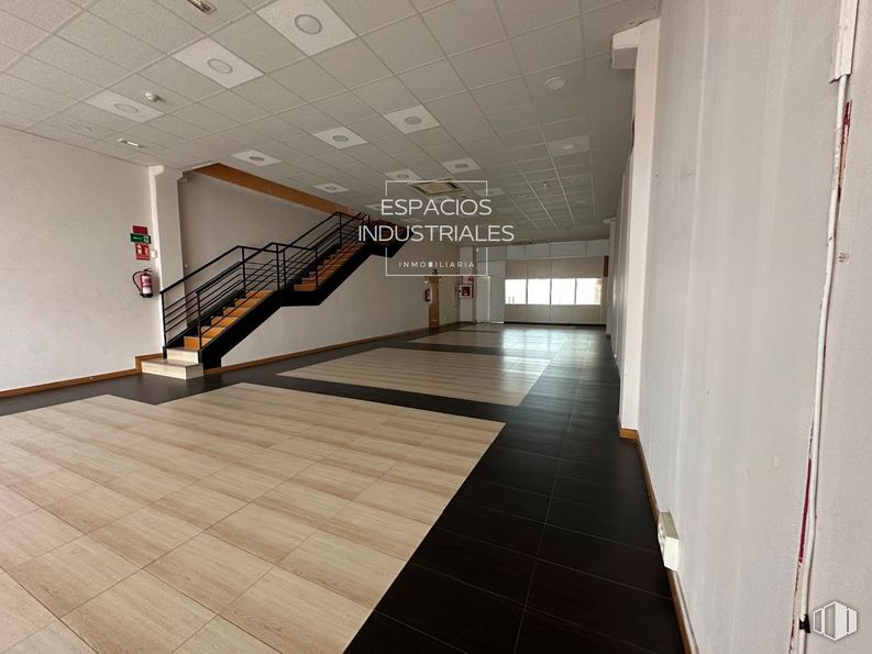 Nave en venta en Avenida Madrid, Arganda del Rey, Madrid, 28500 con propiedad, madera, hall, accesorio, edificio, interiorismo, suelo, suelos, madera dura y techo alrededor