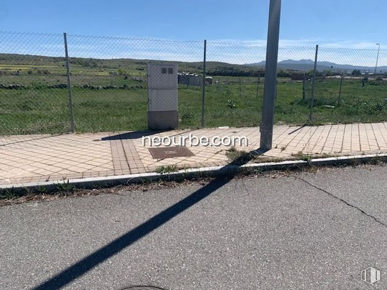 Land for sale at Calle Jesús Grande Aparicio, Ávila, 05002 with sky, plant, land lot, mesh, fence, wire fencing, asphalt, road surface, grass and composite material around