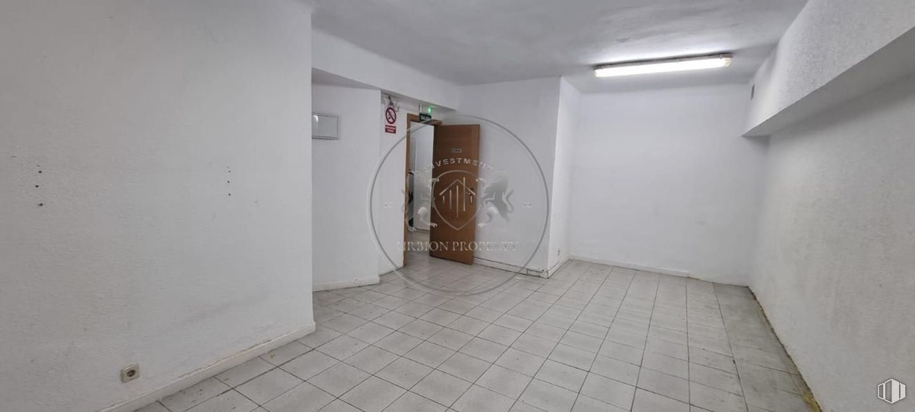 Retail for rent at Avenida Filipinas, Chamberí, Madrid, 28003 with light fixture, lighting, building, fixture, floor, flooring, wall, house, tile flooring and ceiling around