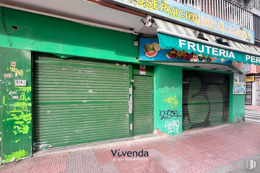 Local en alquiler en Calle Camino de Humanes, Móstoles, Madrid, 28938 con edificio, verde, toldo, fachada, puerta, tintes y matices, acera, publicidad, máquina y tienda alrededor